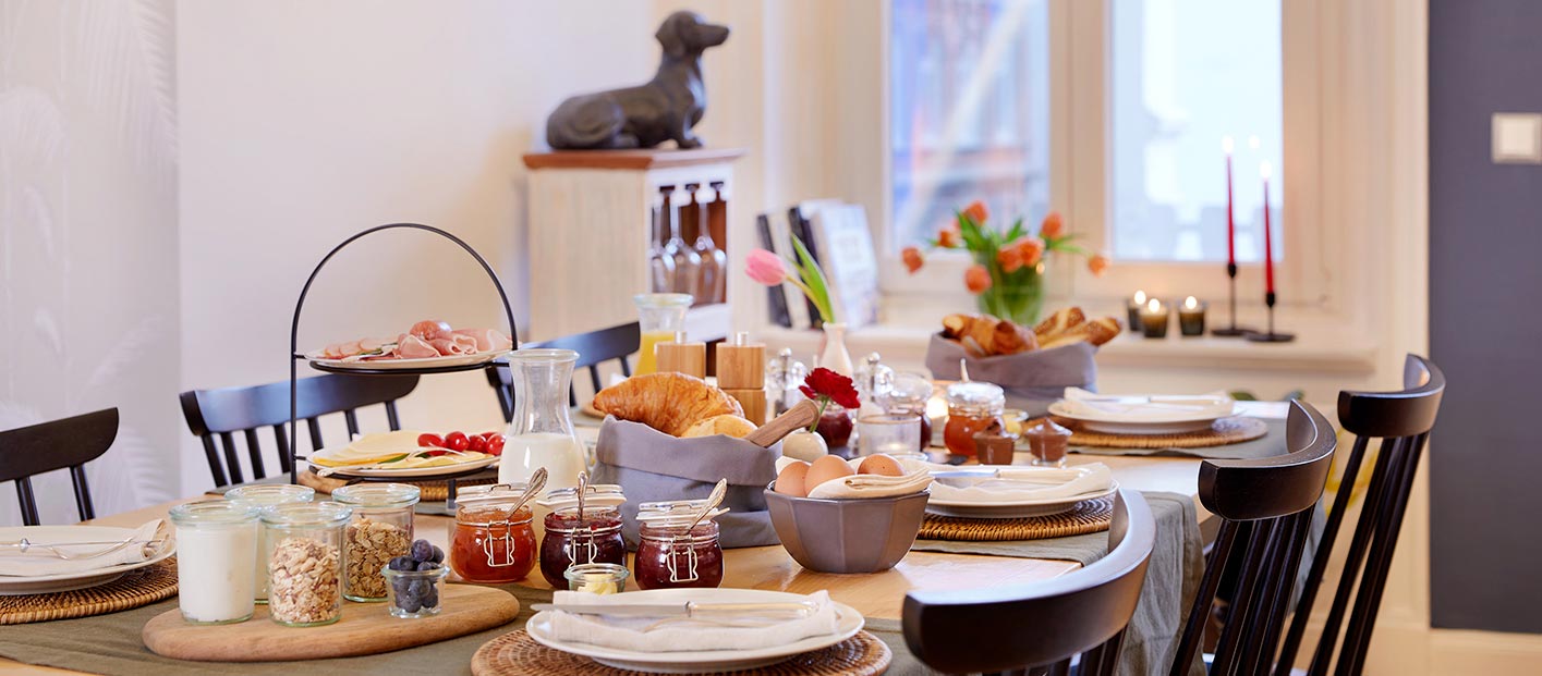 Gedeckter Frühstückstisch in der Gemeinschaftsküche des Hotel am Museum