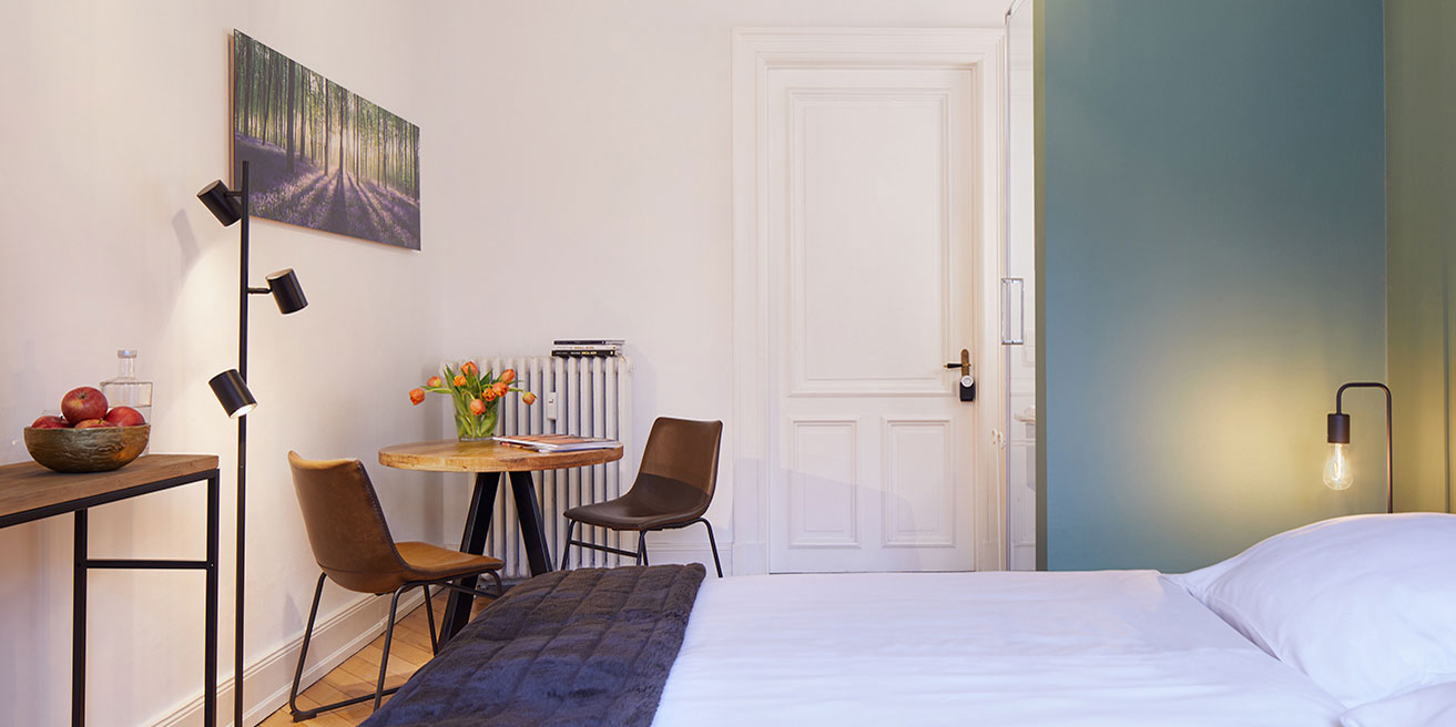 Zimmer 1 Deluxe, Sitzbereich am Fenster