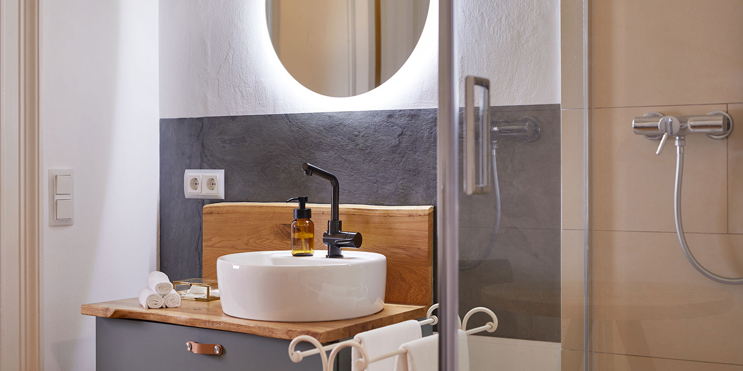 Zimmer 1 Deluxe, Dusche und Waschbecken