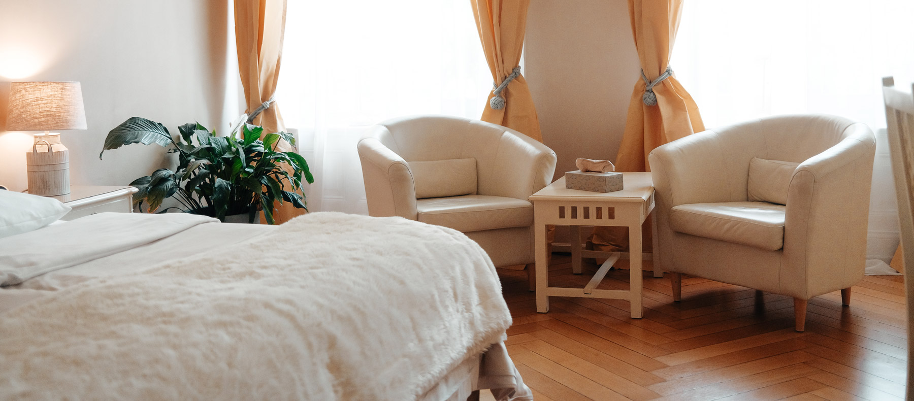 Zimmer 2 Deluxe, Gesamtansicht mit Doppelbett