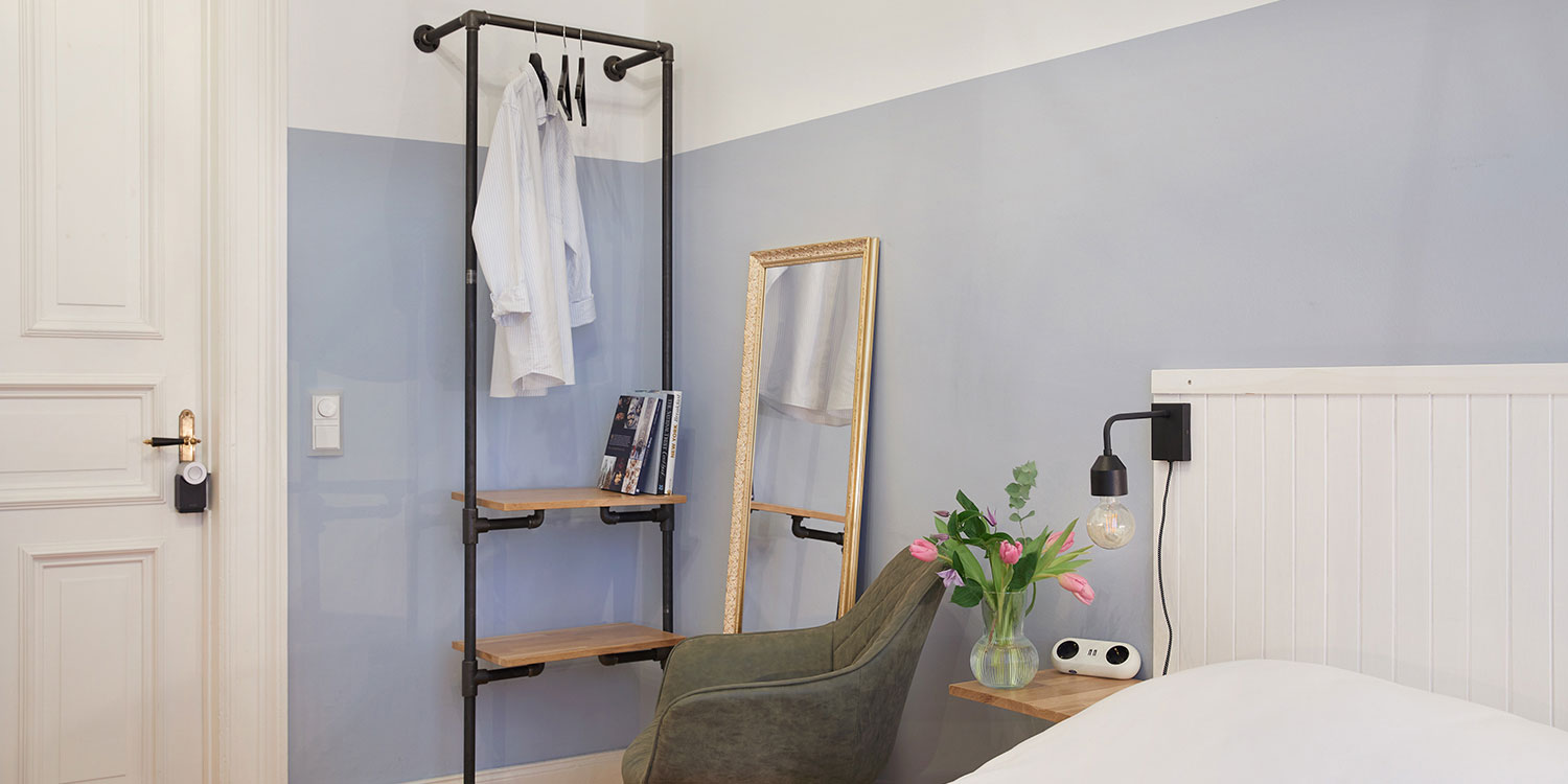 Zimmer 4 Classic, Dusche und Waschbecken