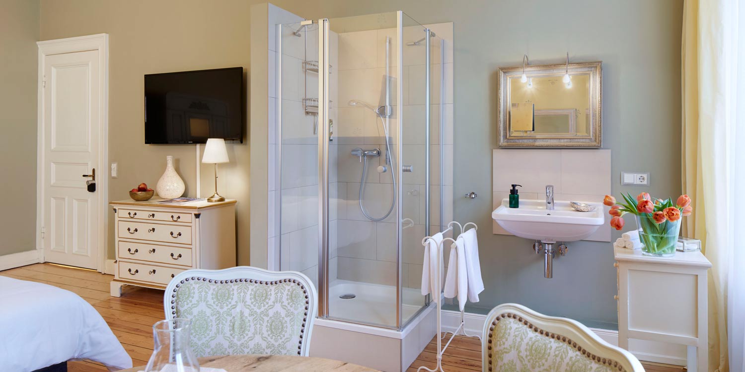 Zimmer 5 Deluxe, Dusche und Waschbecken